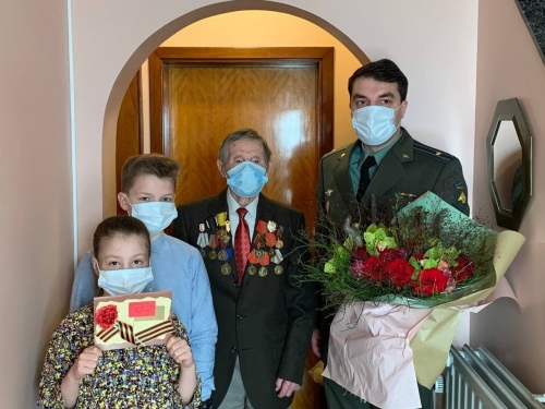 В Бельгии российские дипломаты поздравили с ветерана с Днем защитника Отечества