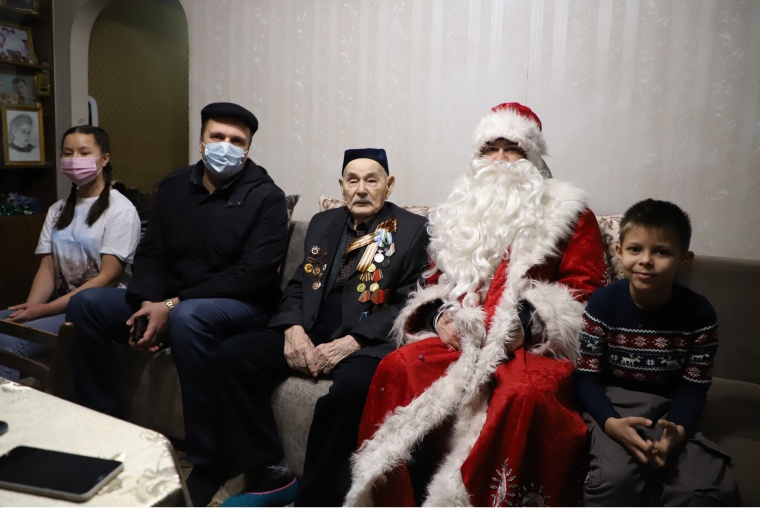 Проживающие в Узбекистане ветераны получили новогодние подарки