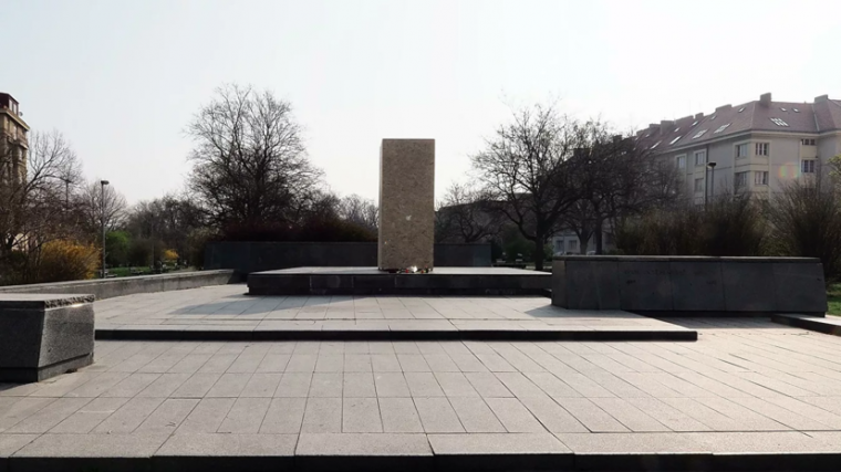 Пьедестал, на котором располагался демонтированный памятник маршалу Коневу, снесли в Праге