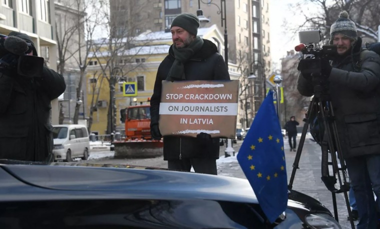 Кирилл Вышинский вышел на одиночный пикет в поддержку журналистов в Латвии