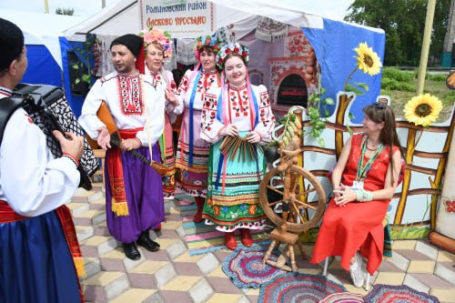 Соотечественники из Китая и Таиланда впервые приняли участие в алтайском фестивале «Перекресток культур»