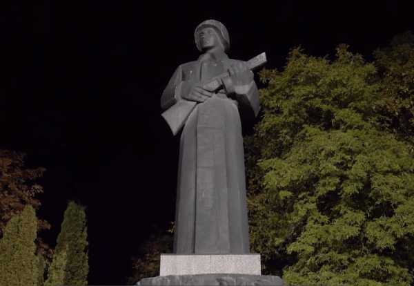 Жителю латышского Резекне грозит тюрьма за цветы на месте снесённого памятника красноармейцам