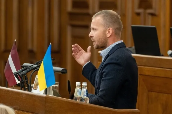 Латвийского депутата Росликова оштрафовали за детский праздник на русском языке