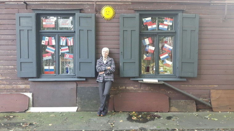 Латышская прокуратура требует 3,5 года реального заключения для Елены Крейле за инсталляции в её окне