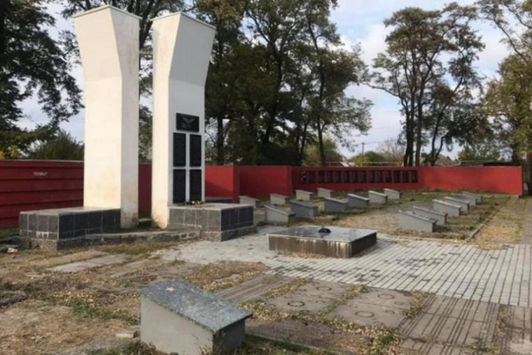 В Днепре на месте захоронения советских солдат установили памятник «воинам АТО»