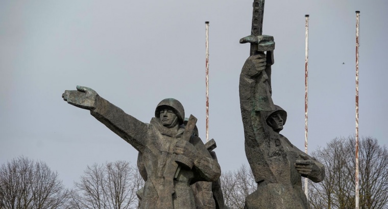 Рижане привели в порядок территорию у мемориала Освободителям в парке Победы