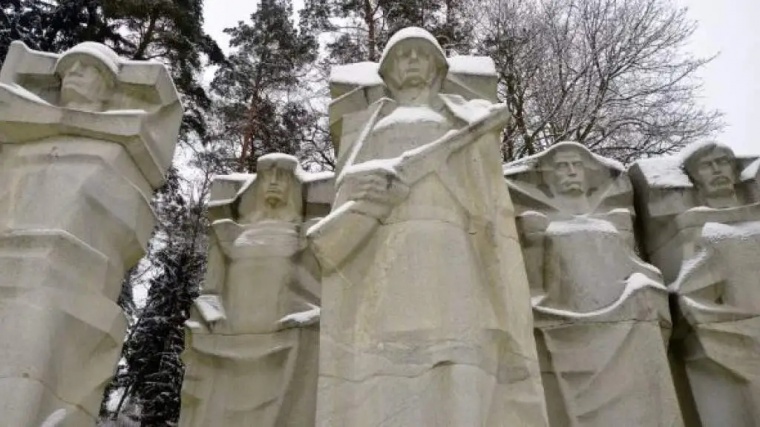В Вильнюсе начали работы по сносу советского мемориала на Антакальнисском кладбище
