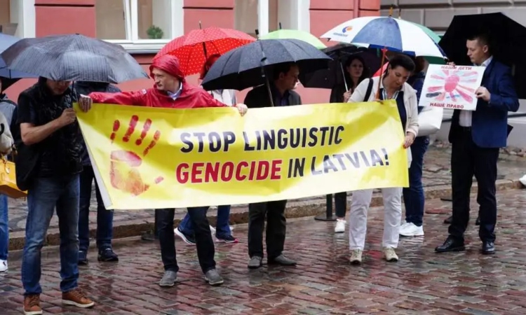В Латвии состоялся пикет против уничтожения русских школ