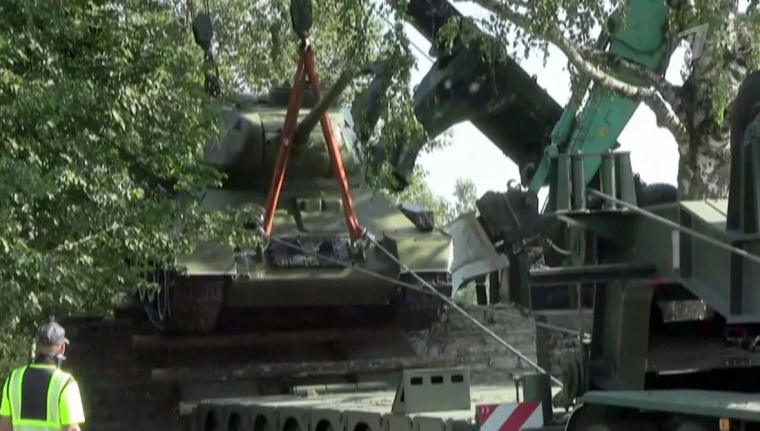 В Нарве демонтировали памятник Т-34