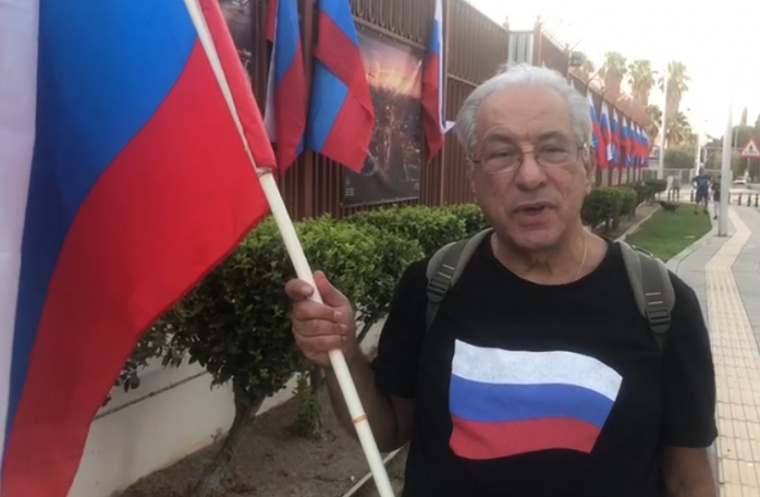 Русофилы Кипра украсили ограду посольства России 80 российскими триколорами