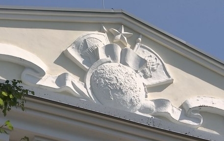 В Таллине демонтируют советскую символику со здания Центра русской культуры