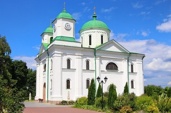 Суд отобрал у канонической Украинской православной церкви Успенский собор в Каневе
