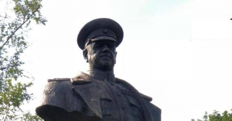 В Харькове радикалы снесли памятник советскому маршалу Георгию Жукову