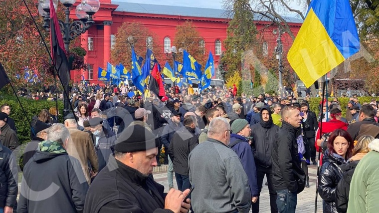 Участники националистического марша в Киеве оскорбили русских и евреев