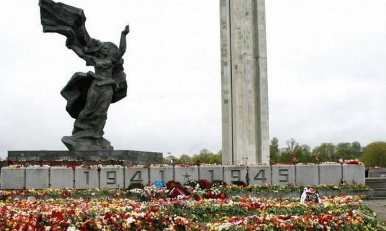 Полиция пообещала защитить памятник Освободителям Риги от вандалов