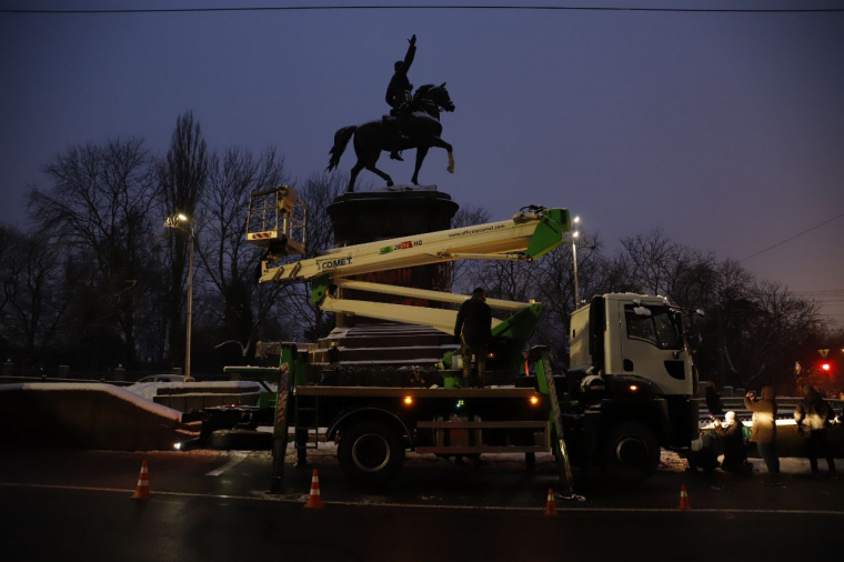 В Киеве демонтировали памятник красному командиру Николаю Щорсу