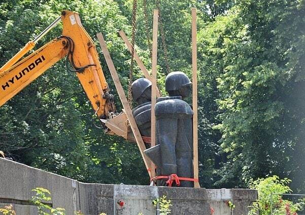 В литовской Клайпеде начали демонтаж памятника красноармейцам
