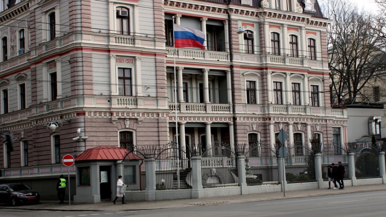 Посольство России в Латвии осудило акт вандализма в отношении мемориальной таблички на хуторе Калны
