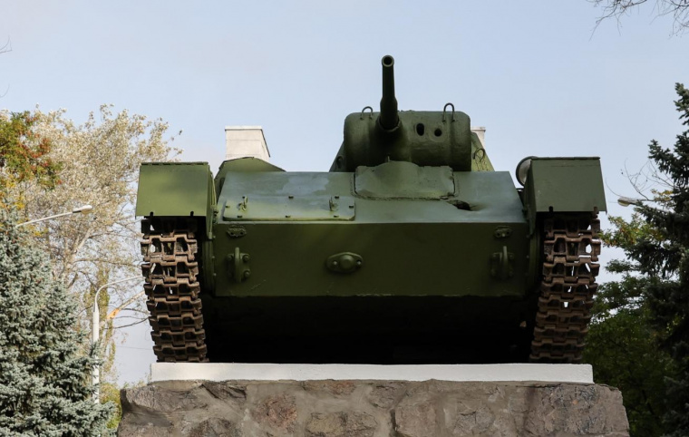 В Харьковской области неизвестные похитили танк-памятник с братской могилы и повредили надгробия
