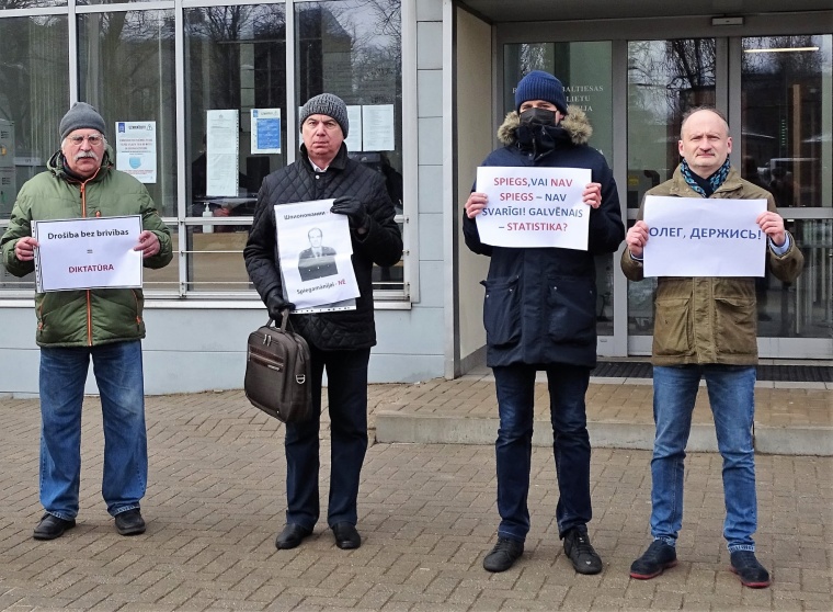 Русский союз Латвии провел акцию в поддержку Олега Бурака около здания суда в Риге