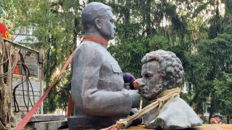 На востоке Украины демонтировали памятники Пушкину и генералу Красной Армии Николаю Федоровичу Ватутину