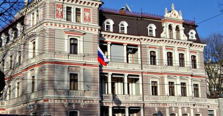 Посольство направило ноту в связи с надругательством над мемориалом защитникам Риги