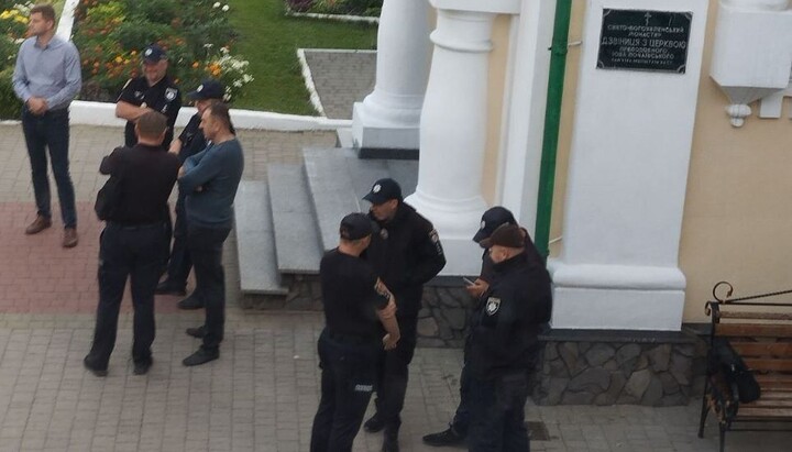 Украинская полиция оцепила Свято-Богоявленский женский монастырь Тернопольской епархии
