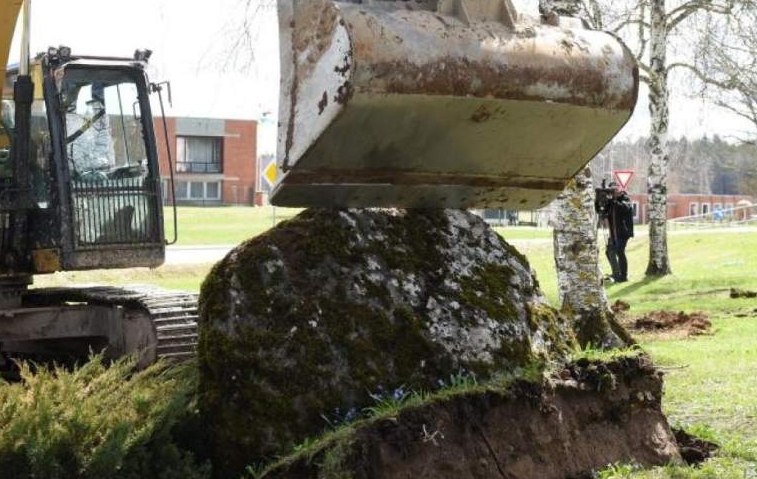 На Украине снесли очередной памятник Советскому солдату