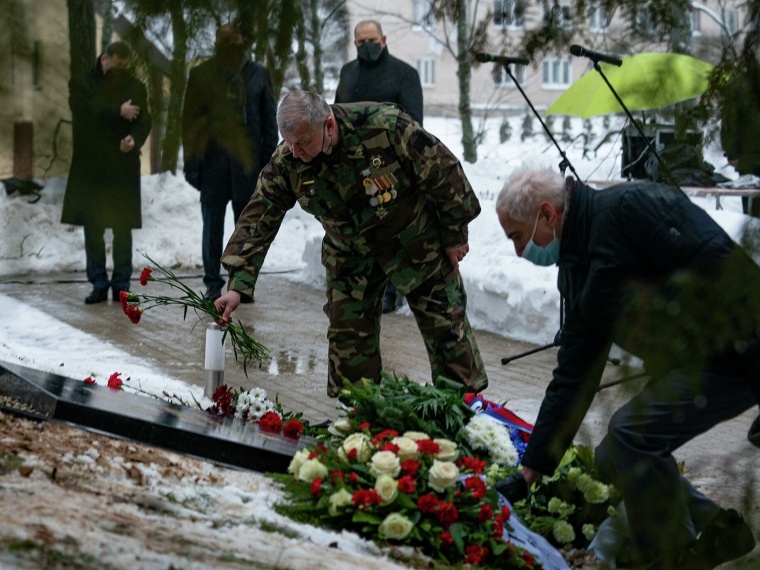 В Латвии перезахоронили останки советского генерала, памятник которому ранее демонтировали