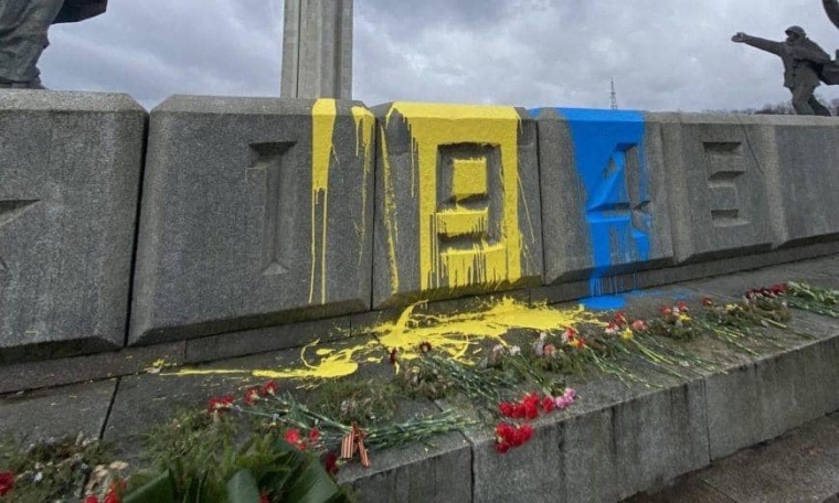 Полиция задержала вандала, осквернившего памятник Освободителям Риги