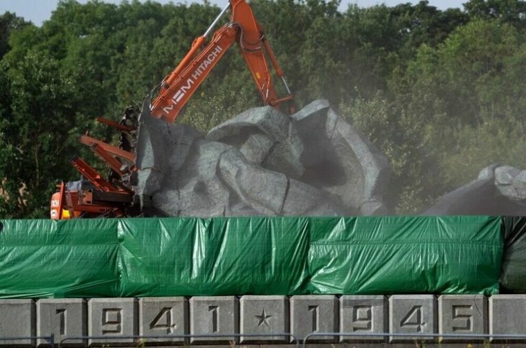Скульптура памятника Освободителям Риги раскололась при сносе