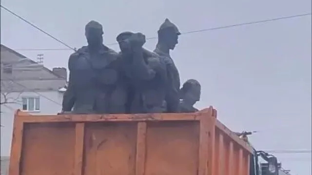 В Киеве снесли памятник экипажу бронепоезда "Таращанец"