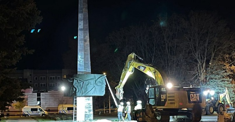 В Латвии демонтировали памятник советским солдатам в Даугавпилсе