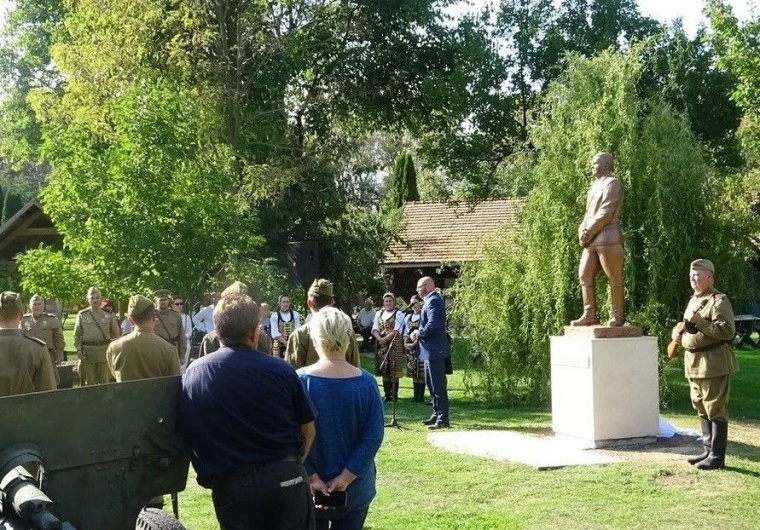 Памятник советскому маршалу Родиону Малиновскому открыли в Словакии
