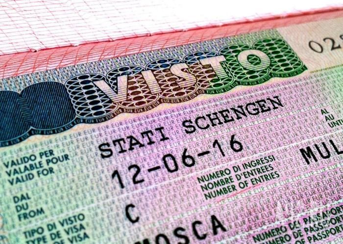 Чехия на год запретила выдачу виз гражданам России и Белоруссии