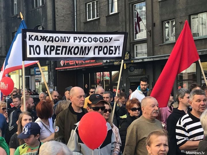 О притеснениях в Прибалтике рассказали общественные активисты Титов и Кузин