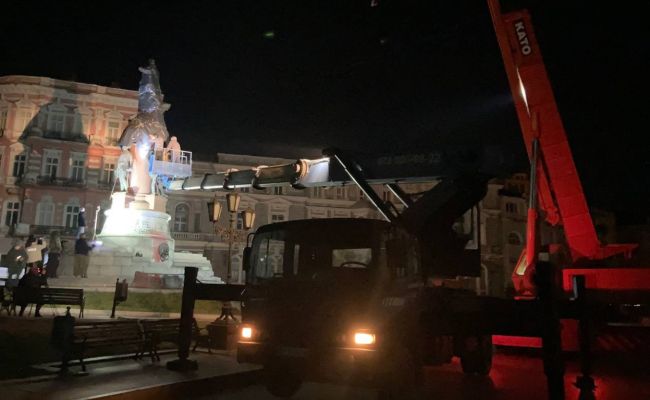 В Одессе снесены памятники Суворову и Екатерине II 