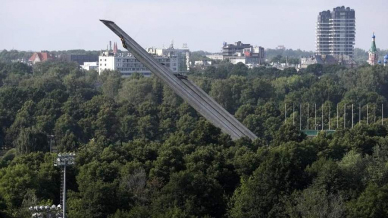Конституционный суд признал правильным снос советских памятников в Латвии