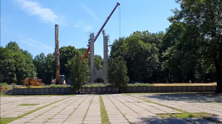 Посольство РФ: снос памятника красноармейцам в Клайпеде вызывает горечь и негодование