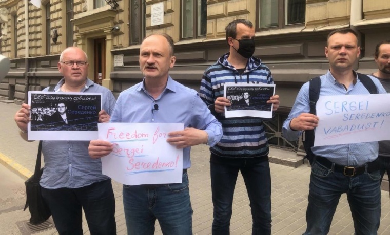 В Латвии прошел пикет в поддержку правозащитника Сергея Середенко