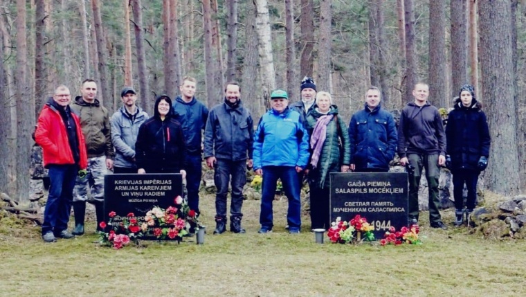 Активисты провели субботник на кладбище в Саласпилсе, где захоронены узники концлагеря