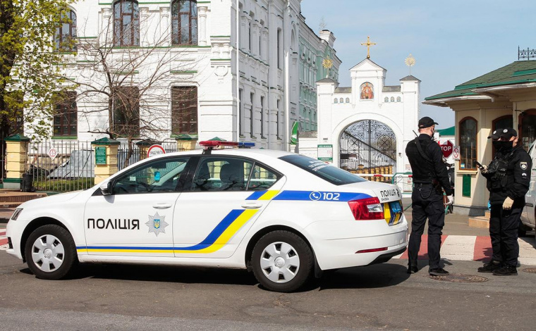 Полиция заблокировала доступ машин с продуктами и лекарствами для монахов Киевской лавры