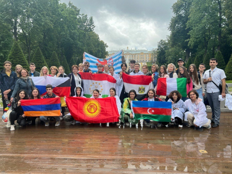 Школьники из 17 стран узнали Санкт‑Петербург в рамках проекта «Здравствуй, Россия!»
