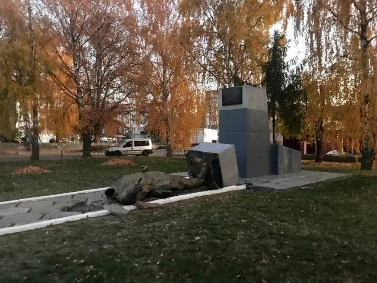 В Полтавской области неизвестные сбросили с постамента памятник Чапаеву
